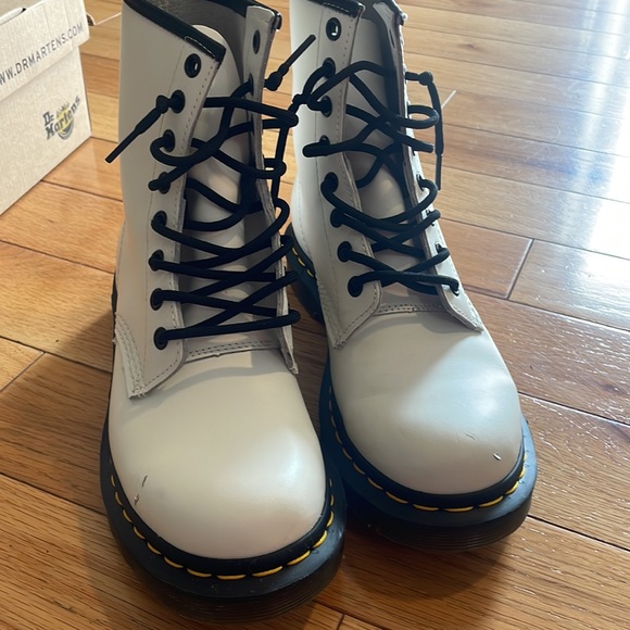 Dr. Martens AirWair w bouncing soles Size 7 WHITE - Picture 3 of 16
